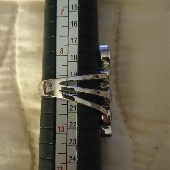 Elegant Sterling Silver and Crystal Ring - Picture 2 of 2